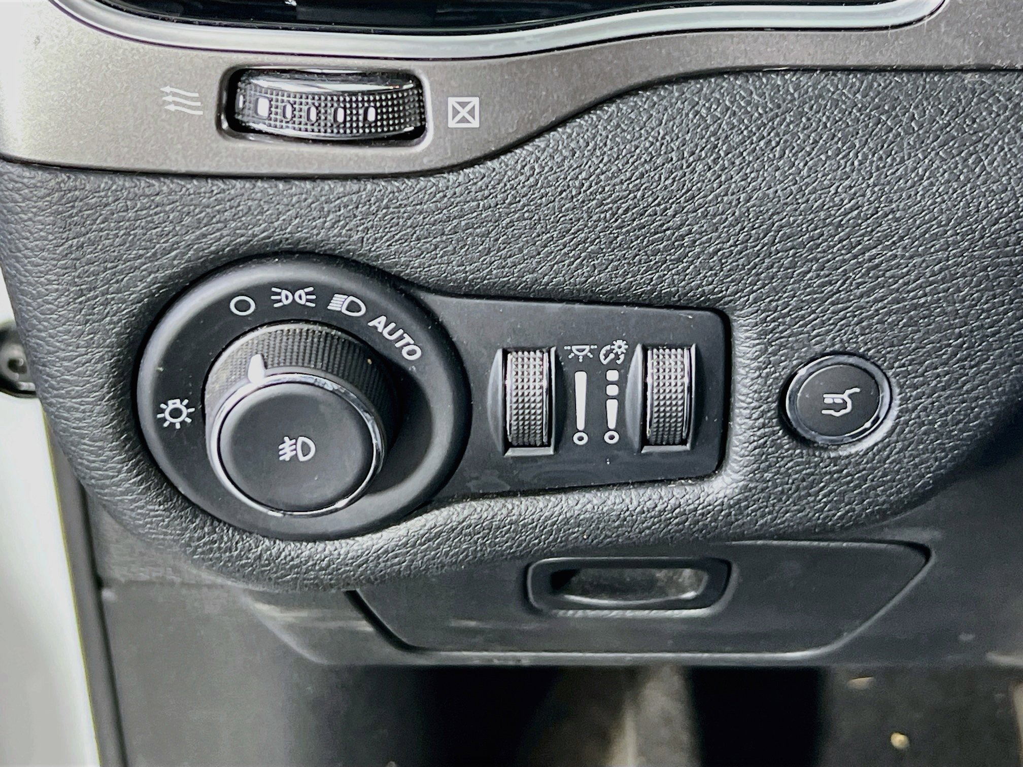 Used 2022 Jeep Cherokee Limited AWD/4WD image 10