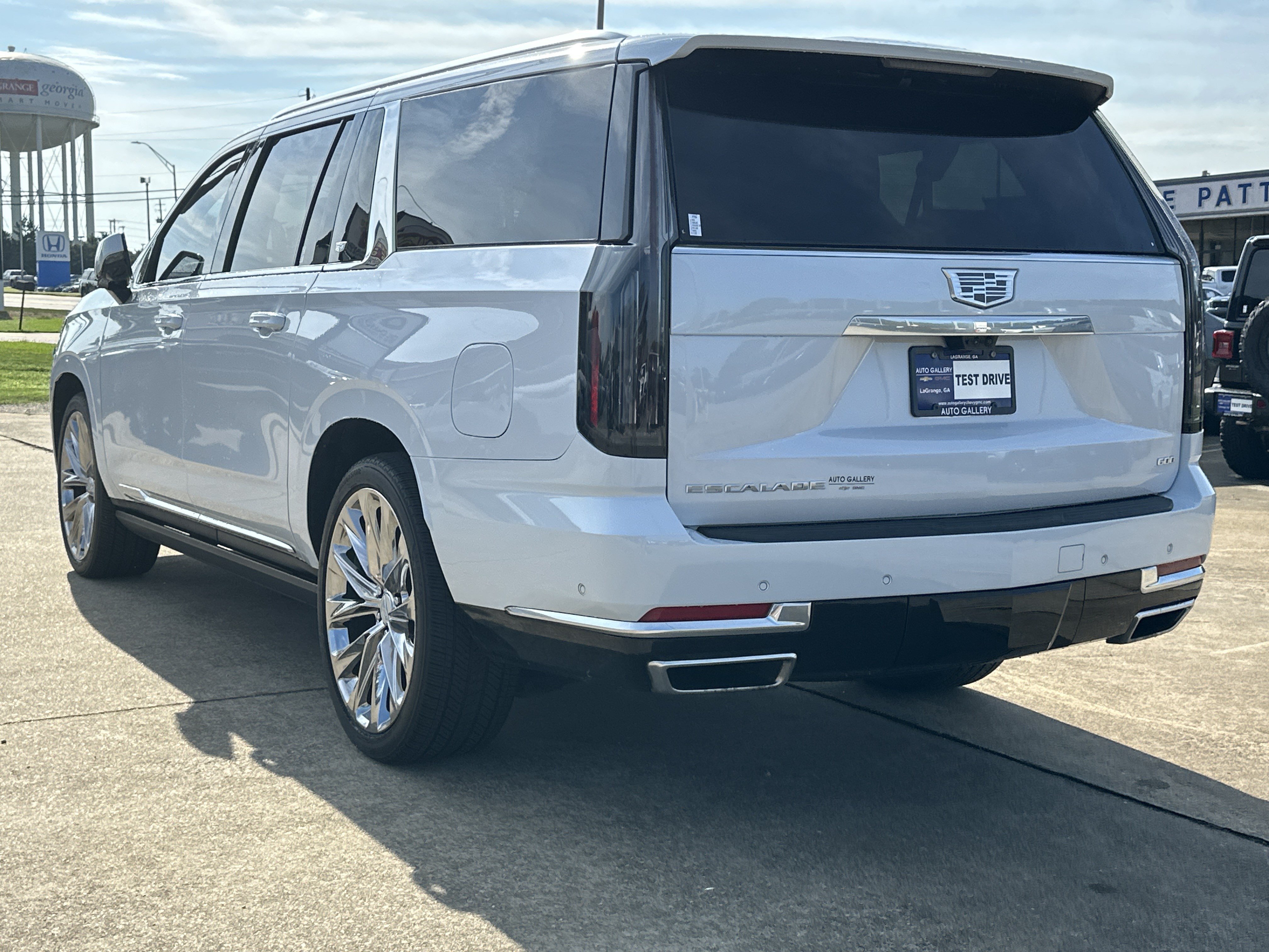 Certified 2026 Cadillac Escalade ESV Luxury w/ LPO, Radiant Package AWD/4WD image 8