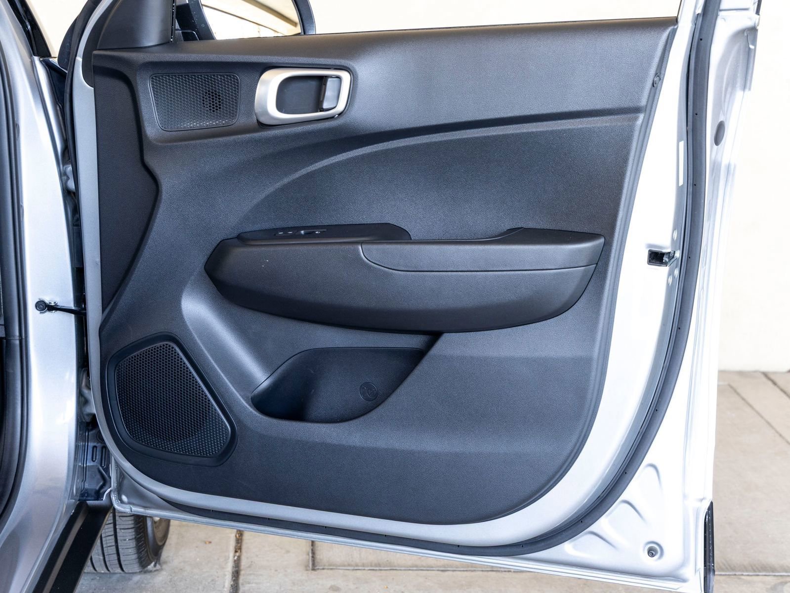 Used 2025 Hyundai Venue SE image 25