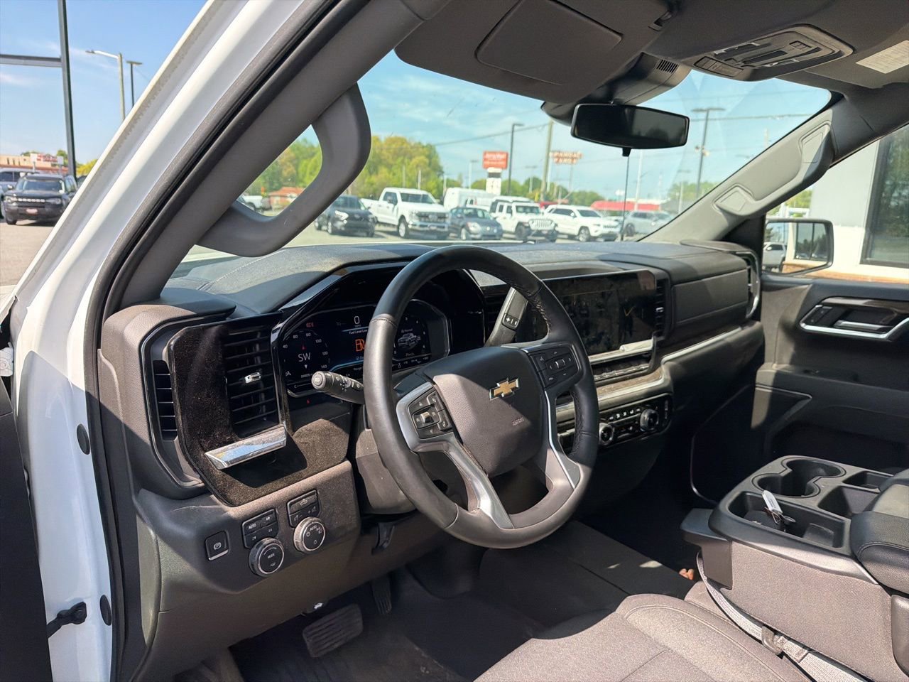 Used 2024 Chevrolet Silverado 1500 LT image 4