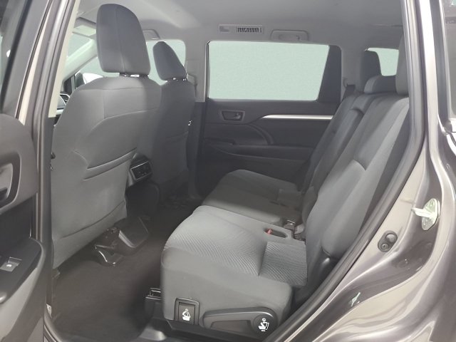 Used 2019 Toyota Highlander LE FWD image 15