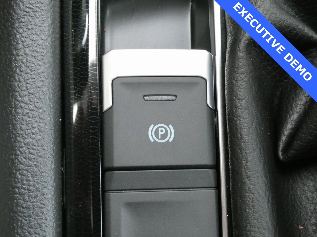 Certified 2025 Volkswagen Taos SE image 15