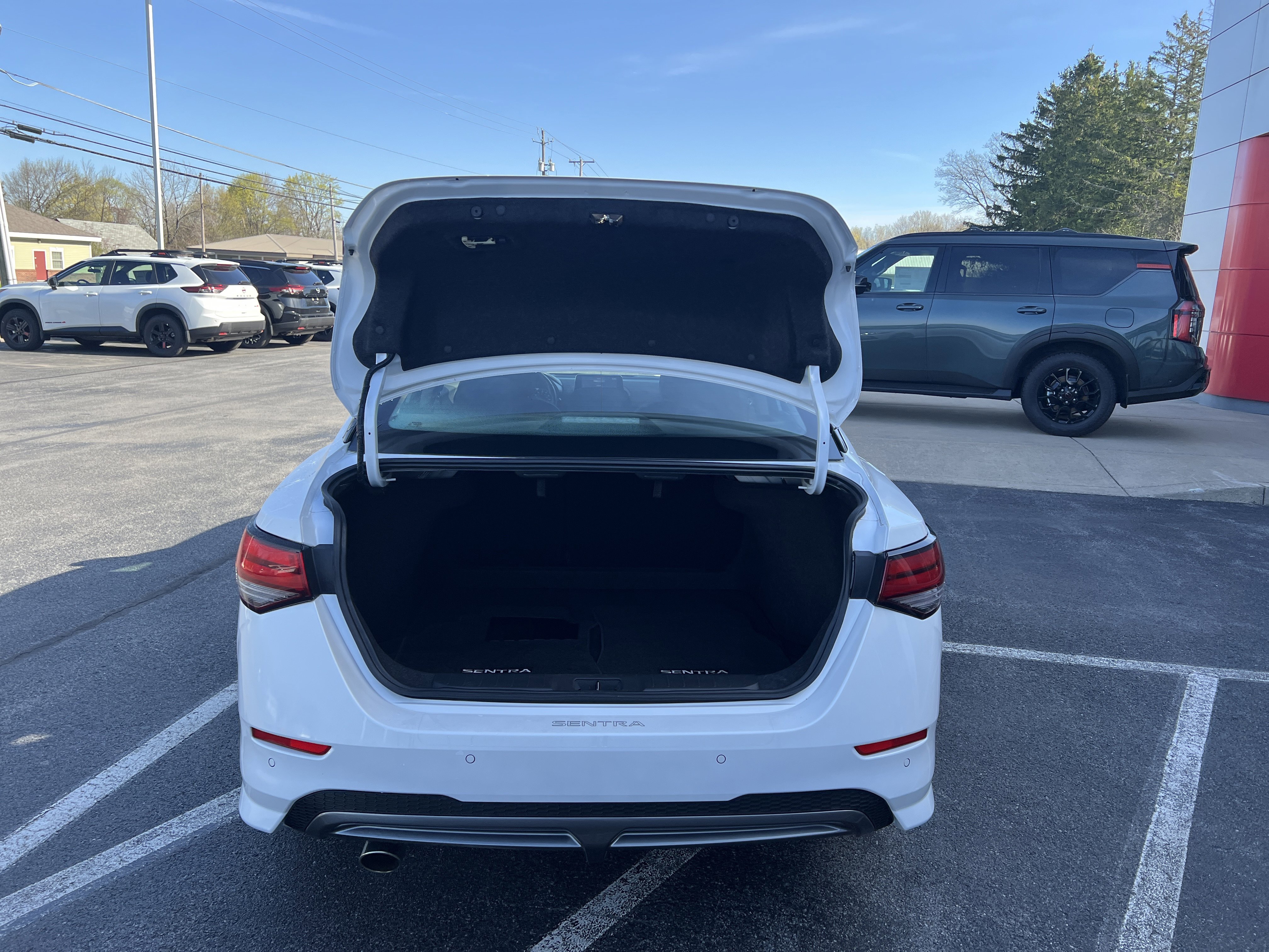 Used 2023 Nissan Sentra SR w/ Electronics Package FWD image 8