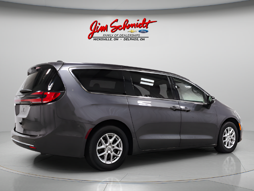 Used 2023 Chrysler Pacifica Touring-L FWD image 6