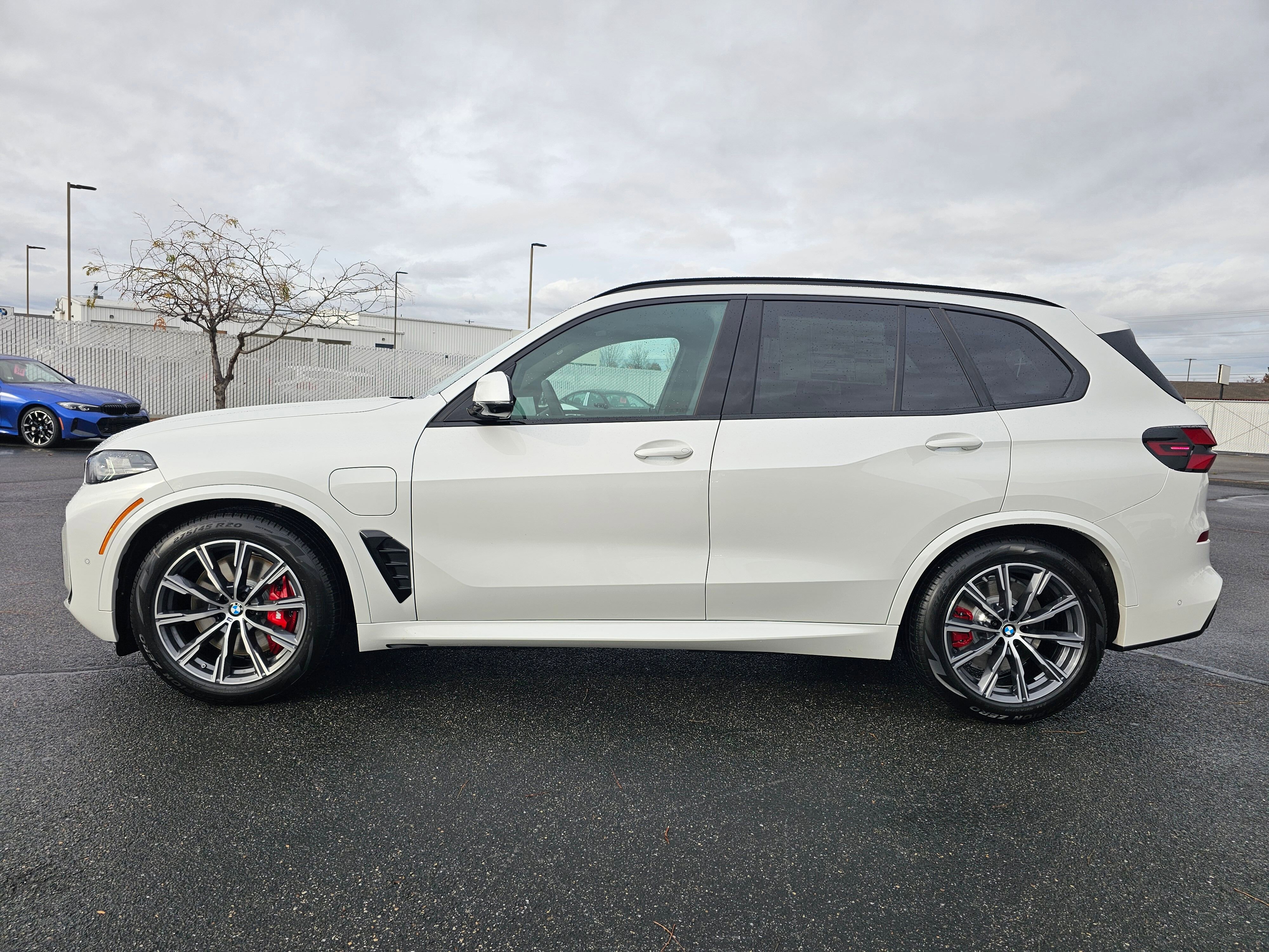 New 2026 BMW X5 xDrive50e w/ M Sport Package image 3