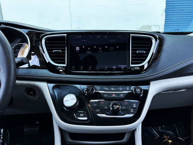 Used 2023 Chrysler Pacifica Limited image 20