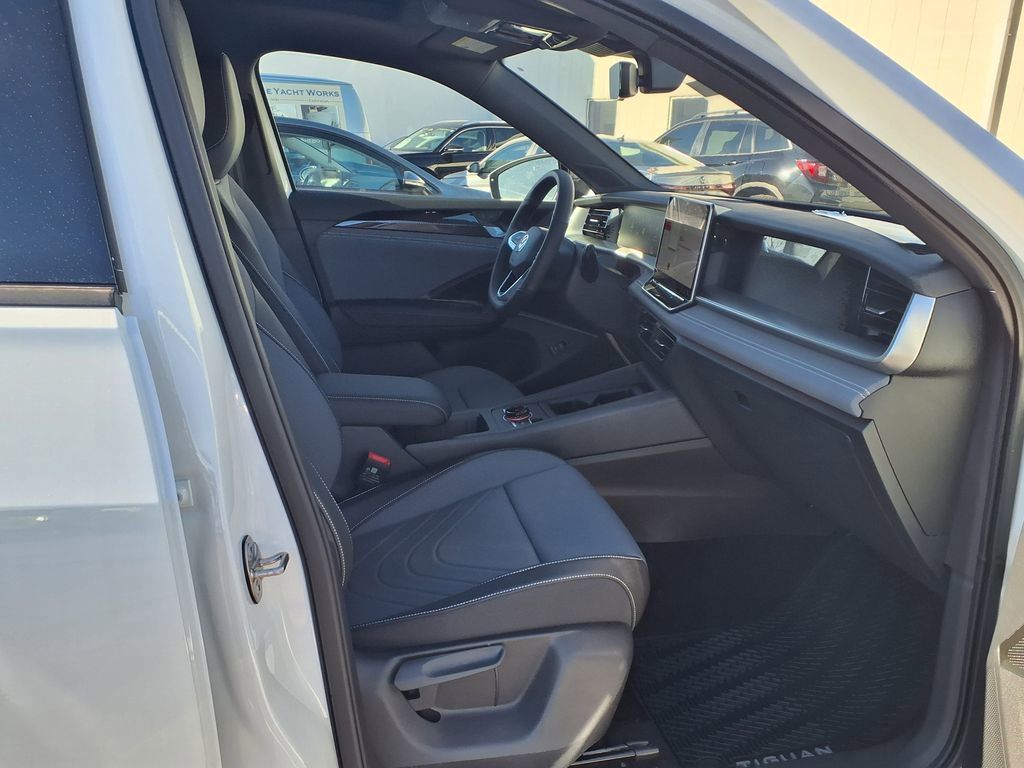 Used 2026 Volkswagen Tiguan SE R-Line image 17