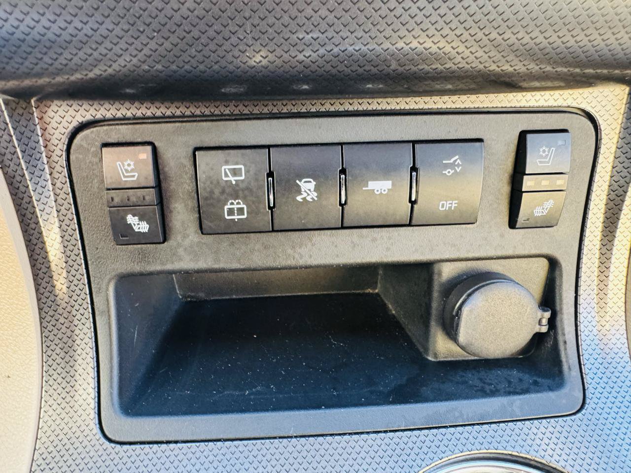 Used 2011 Chevrolet Traverse LTZ AWD/4WD image 14