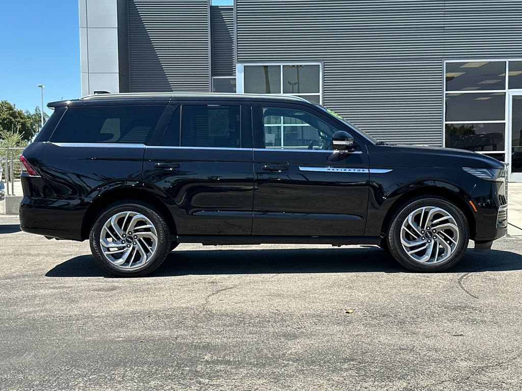 Certified 2025 Lincoln Navigator Reserve AWD/4WD image 2