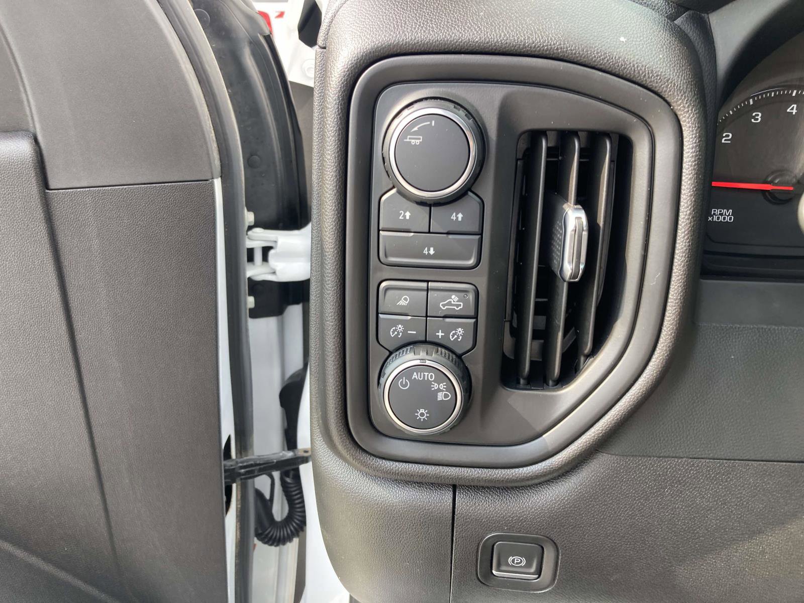 Used 2024 Chevrolet Silverado 2500 Custom w/ Custom Value Package image 18