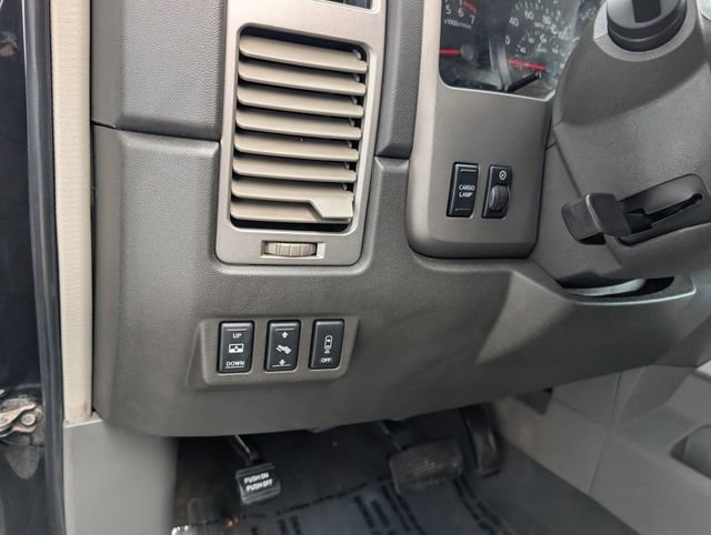 Used 2006 Nissan Titan LE w/ (R02) LE Off-Road Pkg image 9