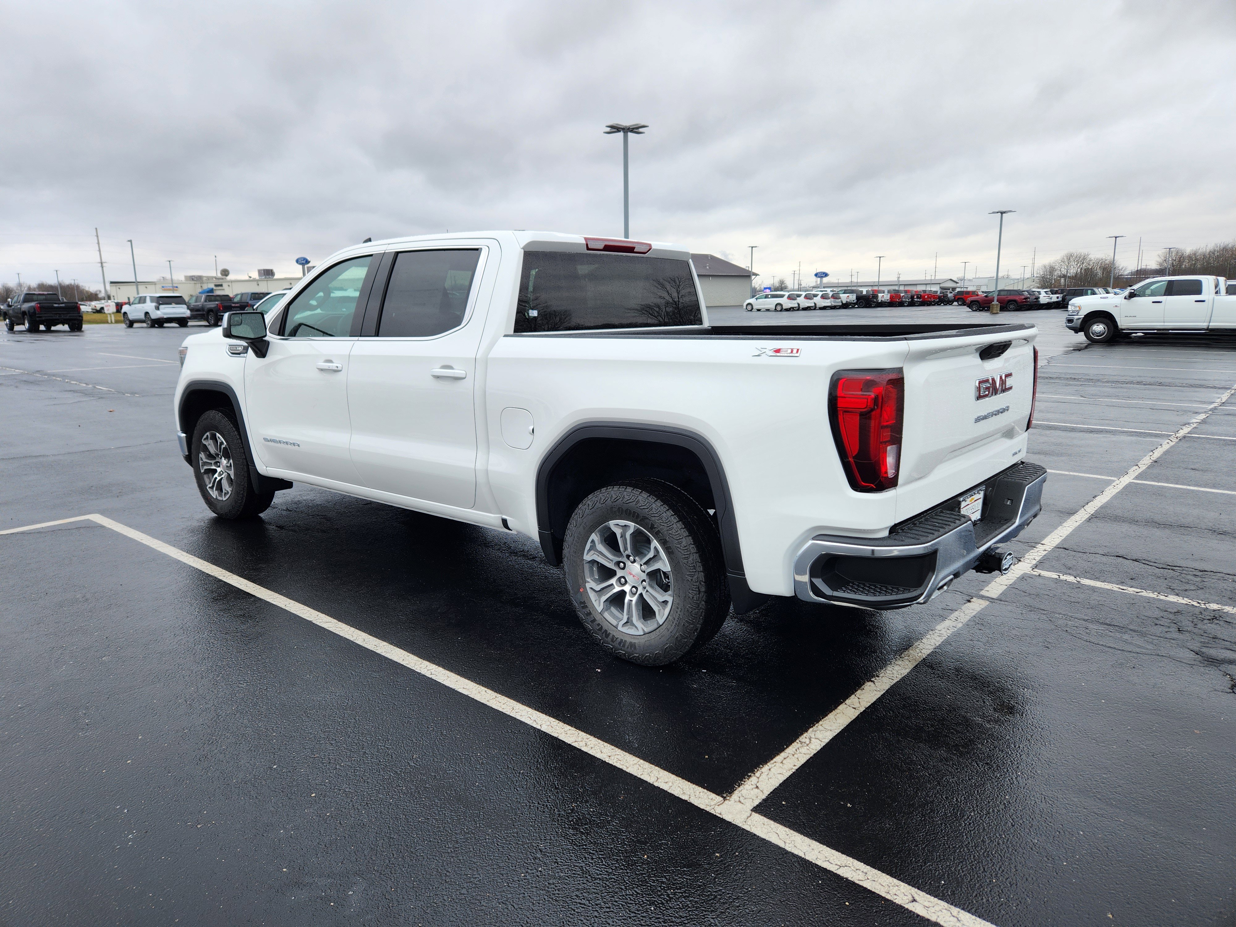 New 2026 GMC Sierra 1500 SLE image 3