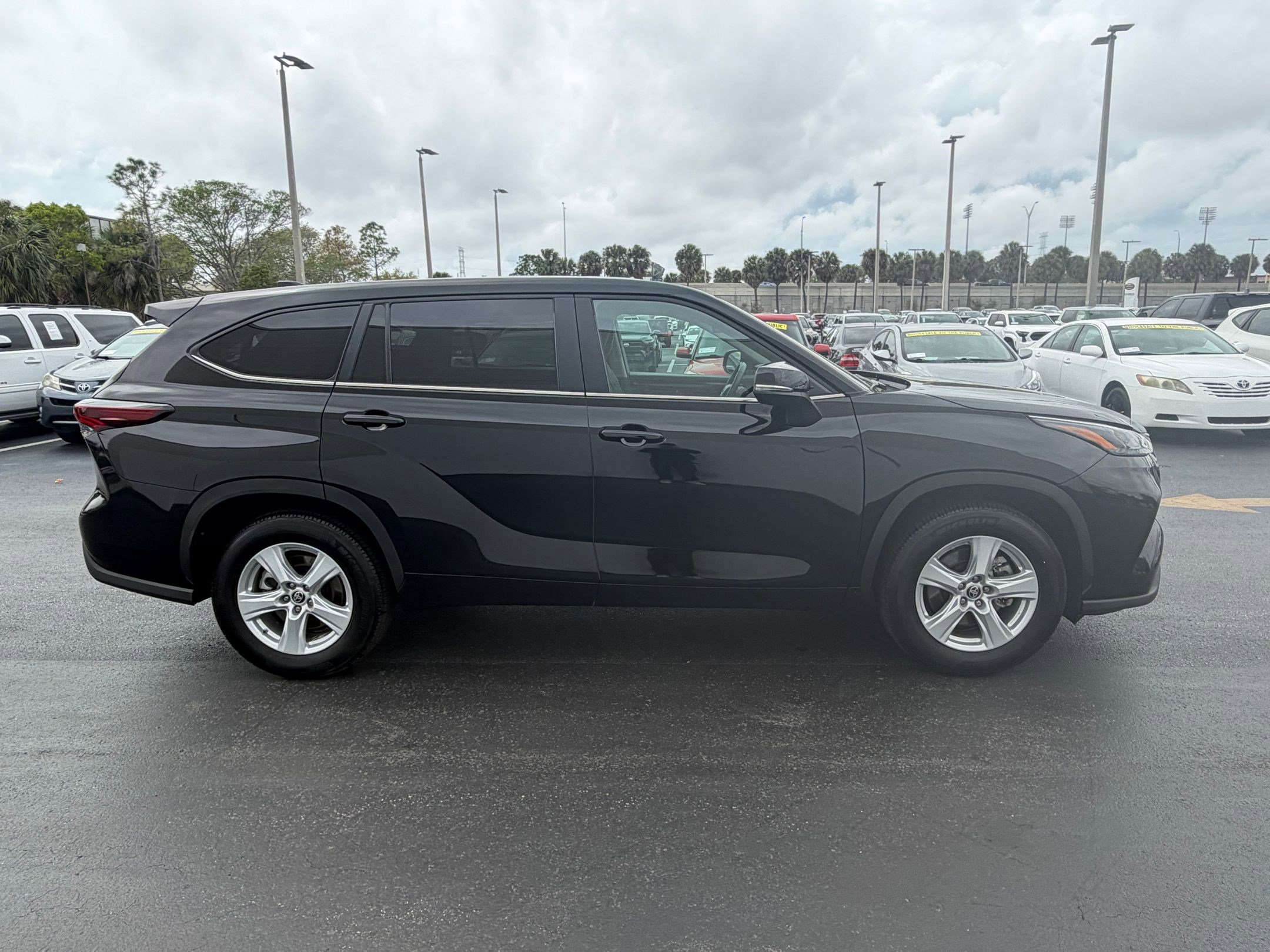 Used 2025 Toyota Highlander LE image 8