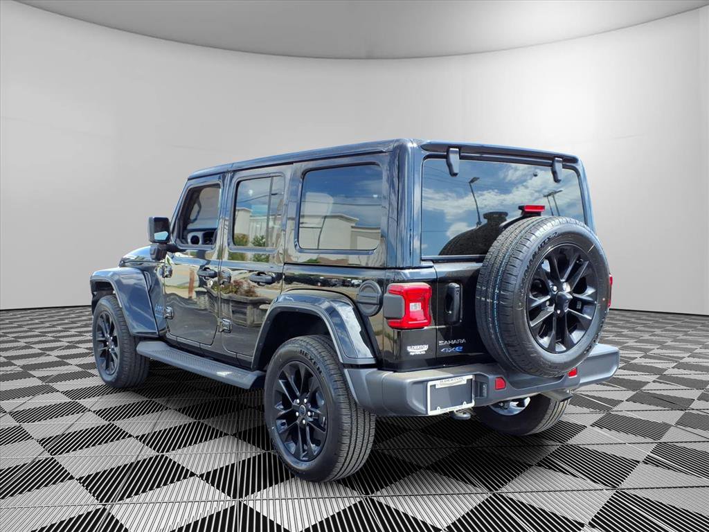 Used 2025 Jeep Wrangler Sahara image 7