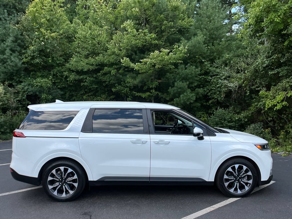 Used 2024 Kia Carnival EX FWD image 6