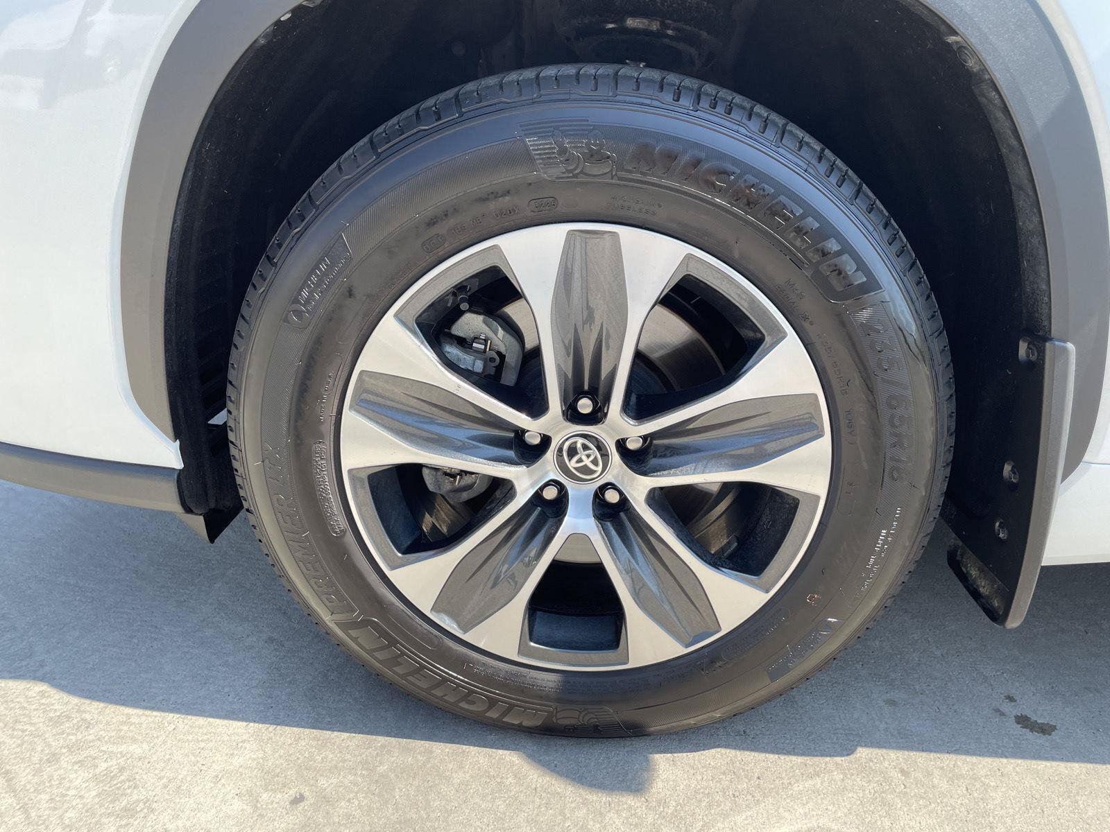 Used 2025 Toyota Highlander XLE AWD/4WD image 9
