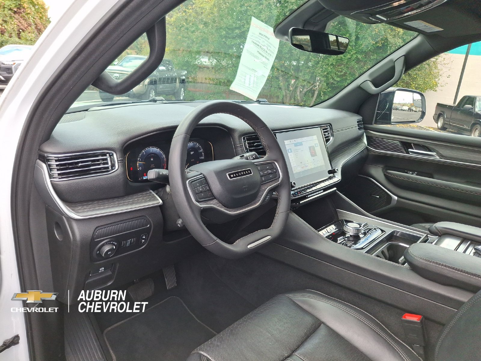 Used 2024 Jeep Wagoneer L Series III AWD/4WD image 16