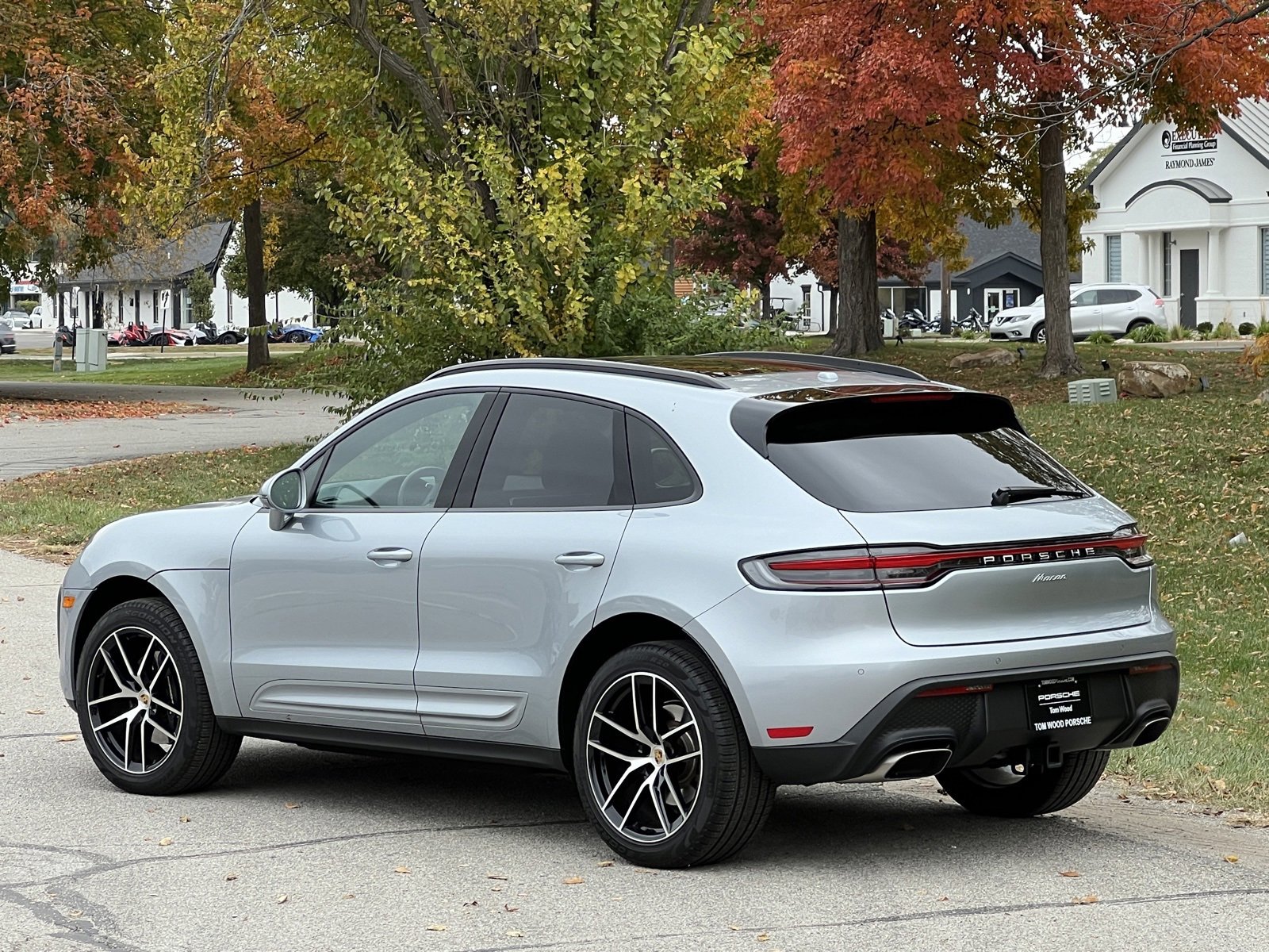 Certified 2025 Porsche Macan image 3