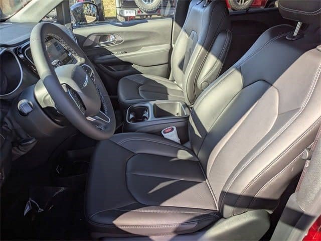 New 2026 Chrysler Pacifica Select FWD image 17