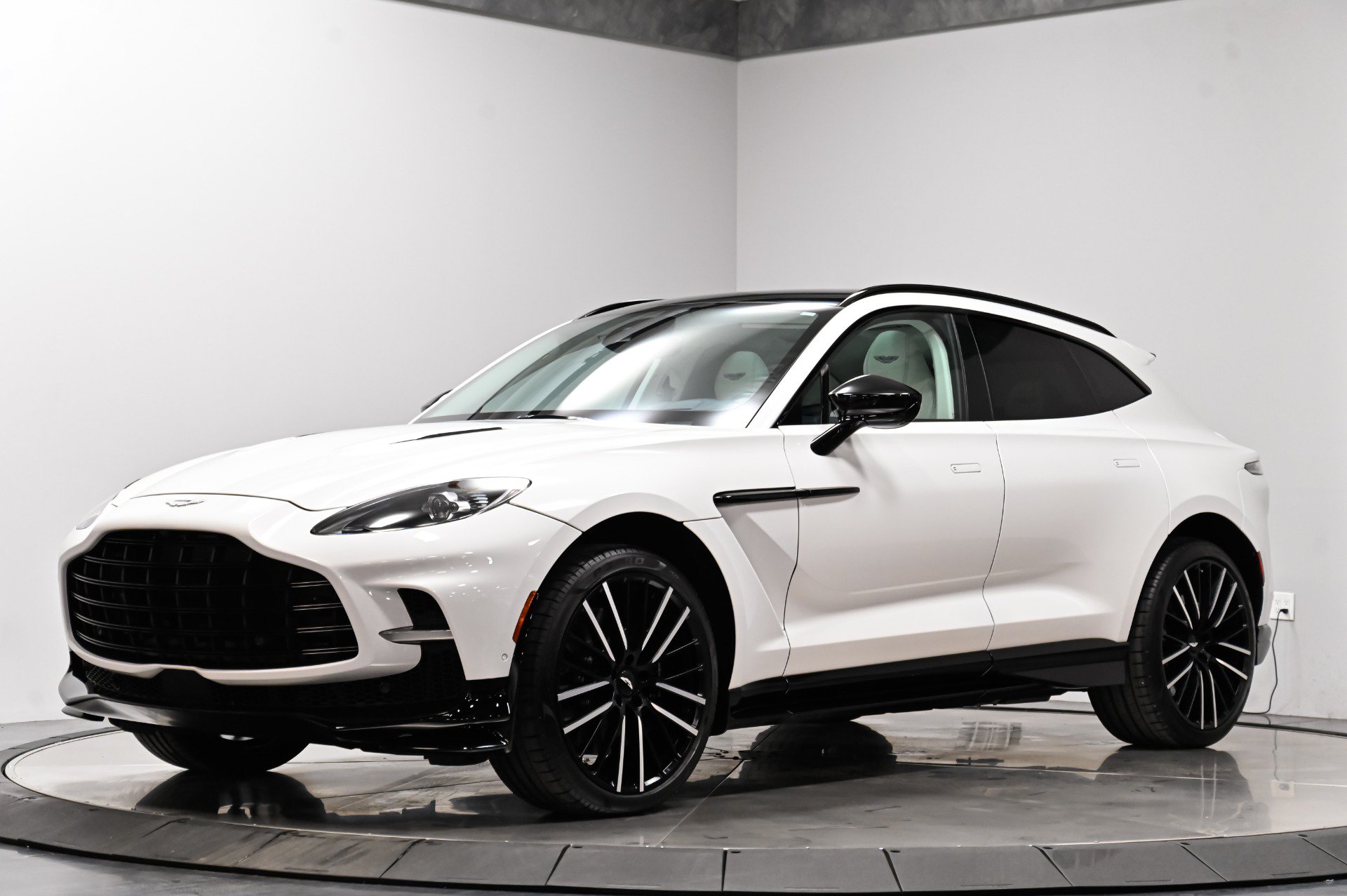 Used 2023 Aston Martin DBX 707 AWD/4WD image 2
