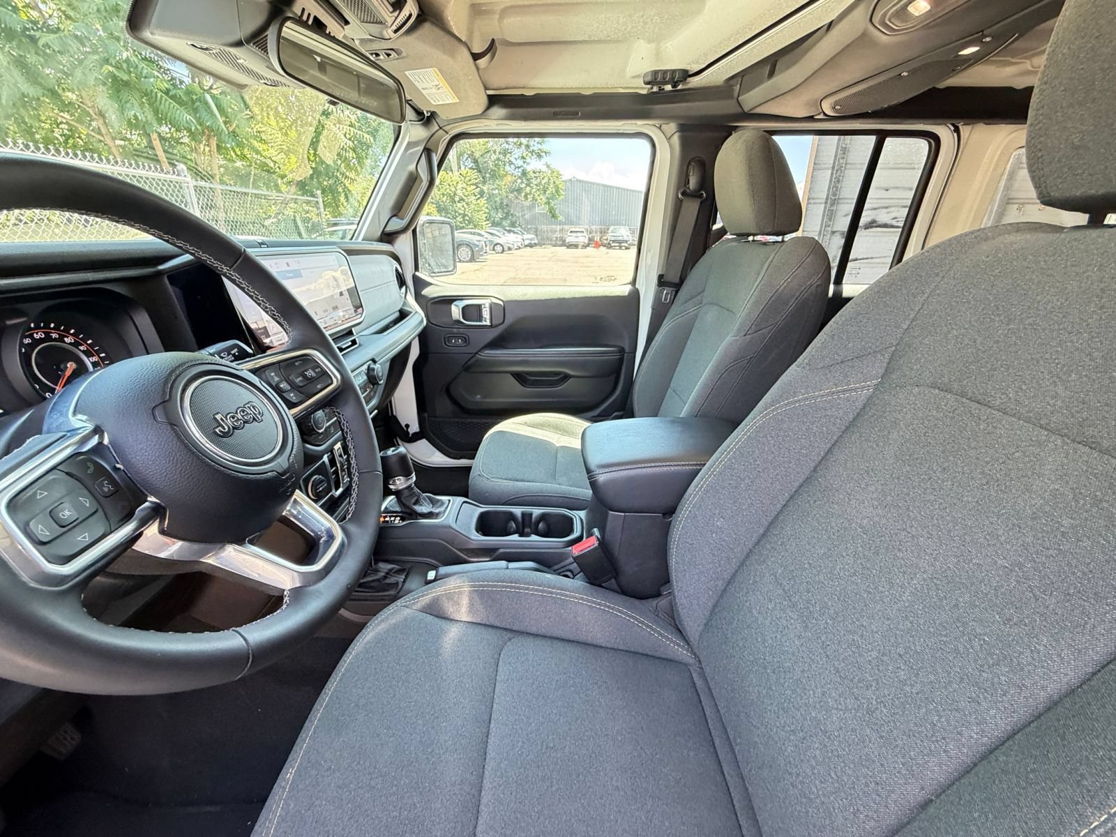 Used 2025 Jeep Wrangler Unlimited Sahara AWD/4WD image 27