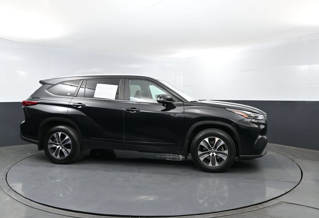 Used 2023 Toyota Highlander XLE AWD/4WD image 4