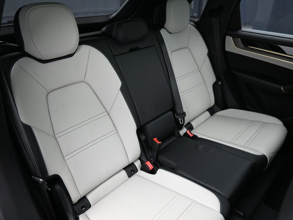 Used 2025 Porsche Cayenne Turbo image 30