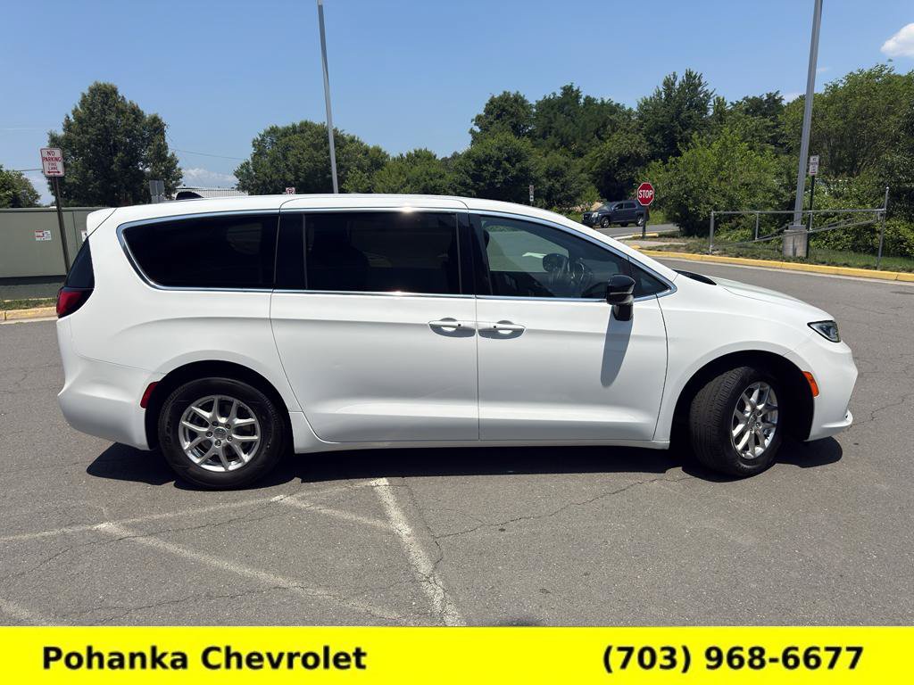 Used 2025 Chrysler Pacifica Select FWD image 8