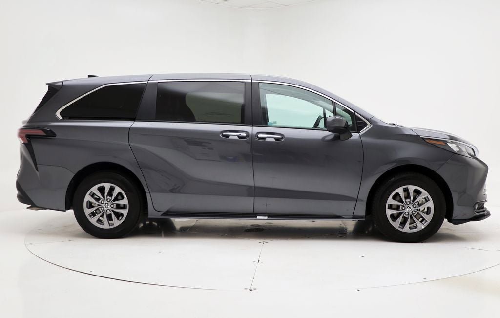Used 2025 Toyota Sienna XLE FWD image 3