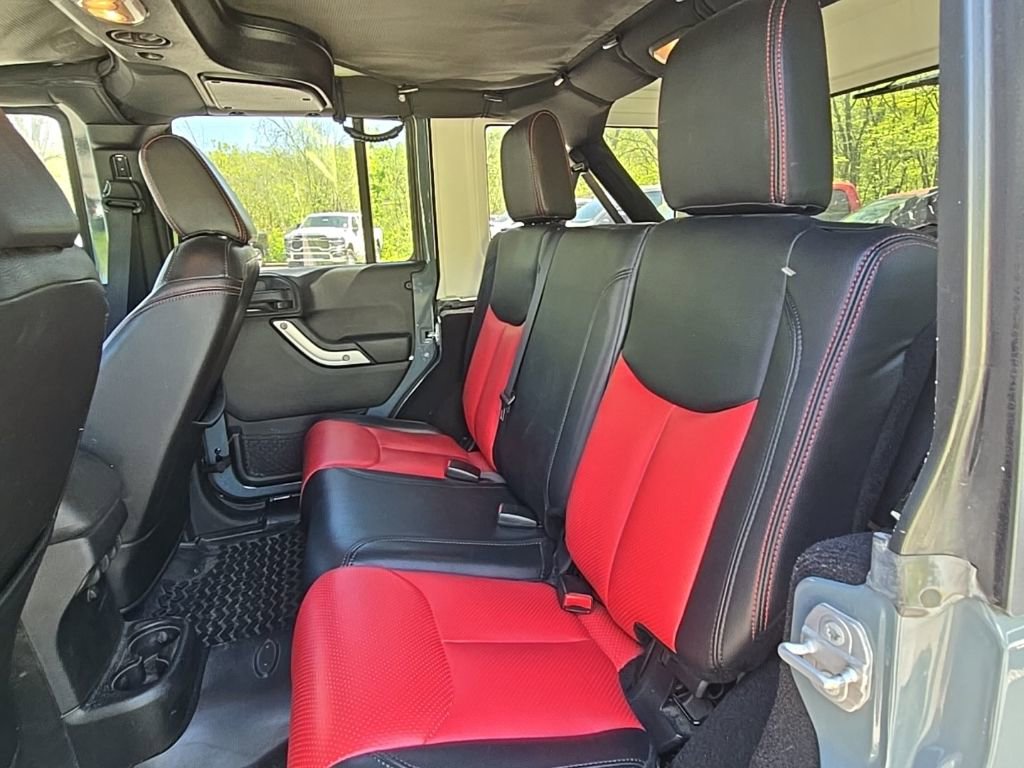 Used 2015 Jeep Wrangler Unlimited Rubicon w/ Connectivity Group image 16