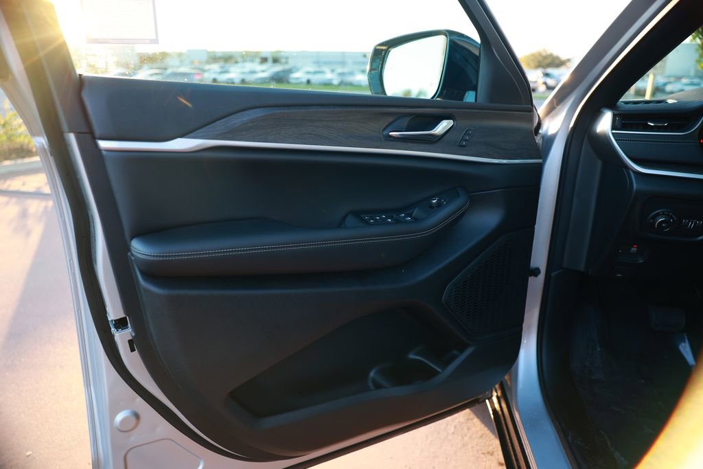 New 2025 Jeep Grand Cherokee Limited w/ Black Appearance Package image 11