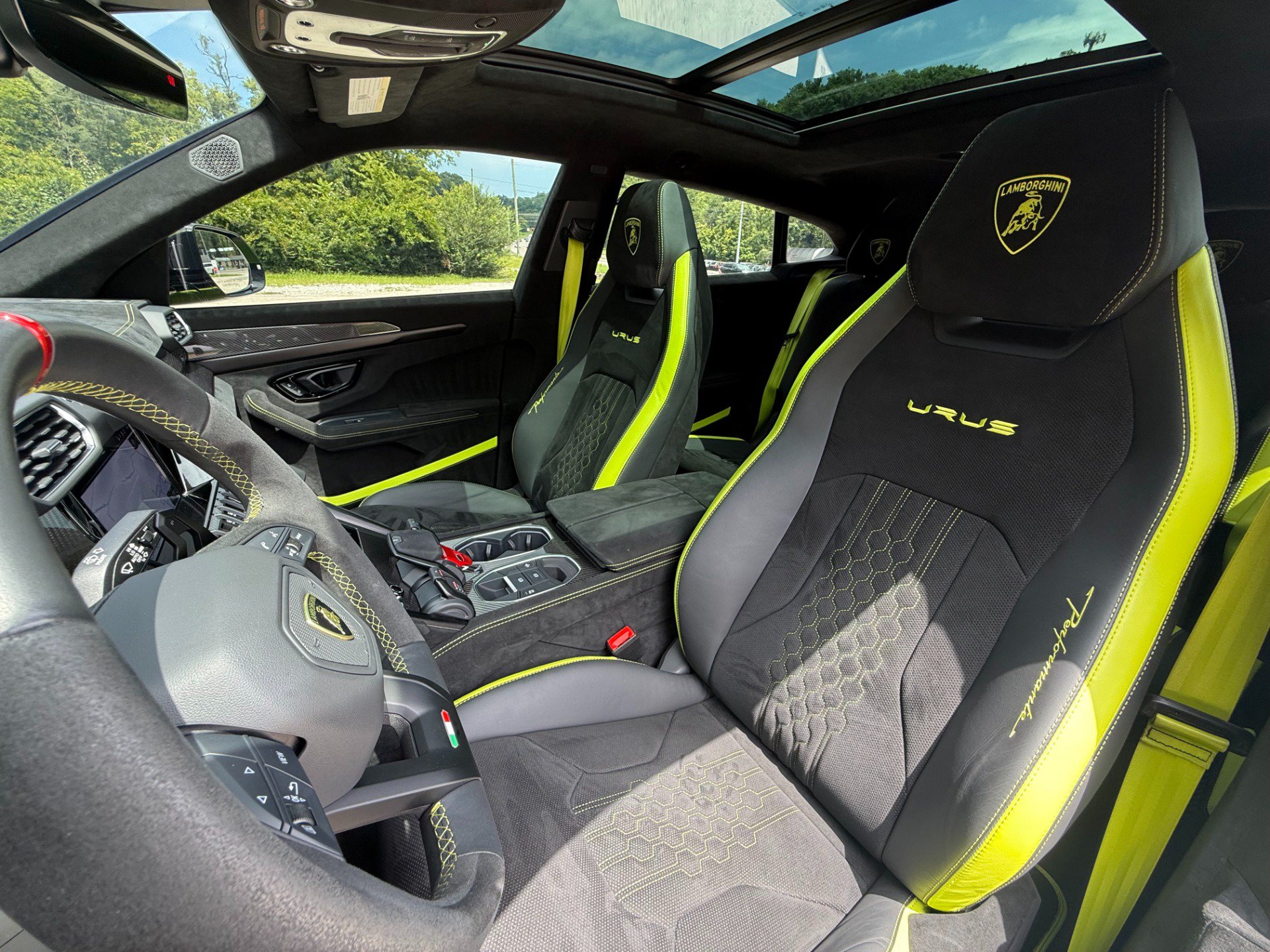 Used 2023 Lamborghini Urus Performante AWD/4WD image 19