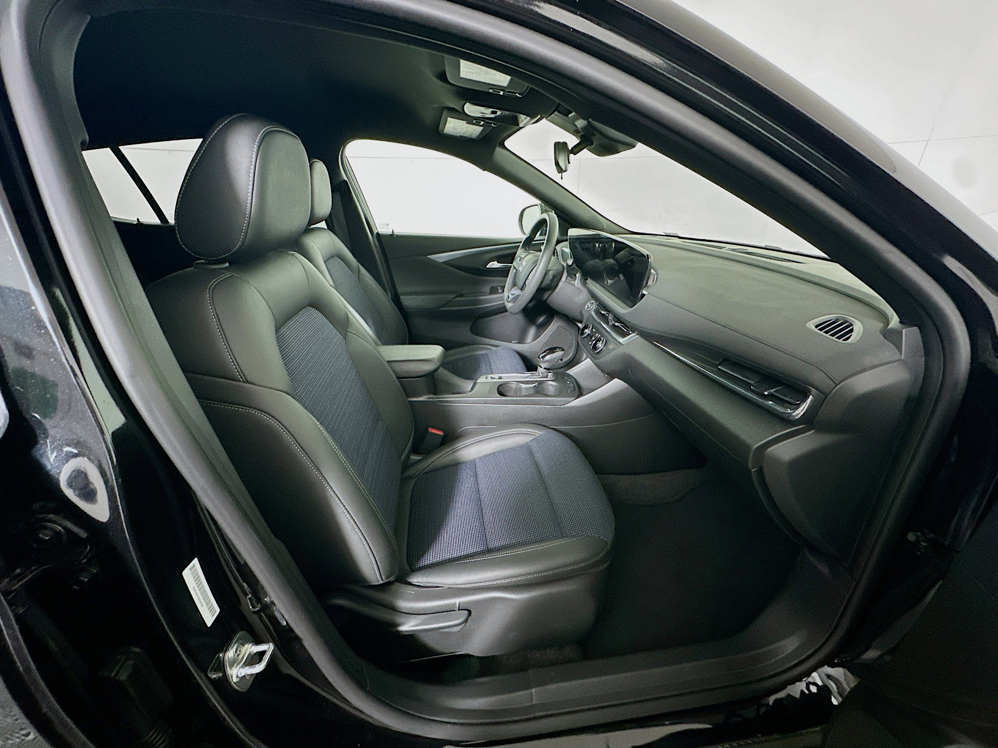 Used 2025 Buick Envista Preferred image 30