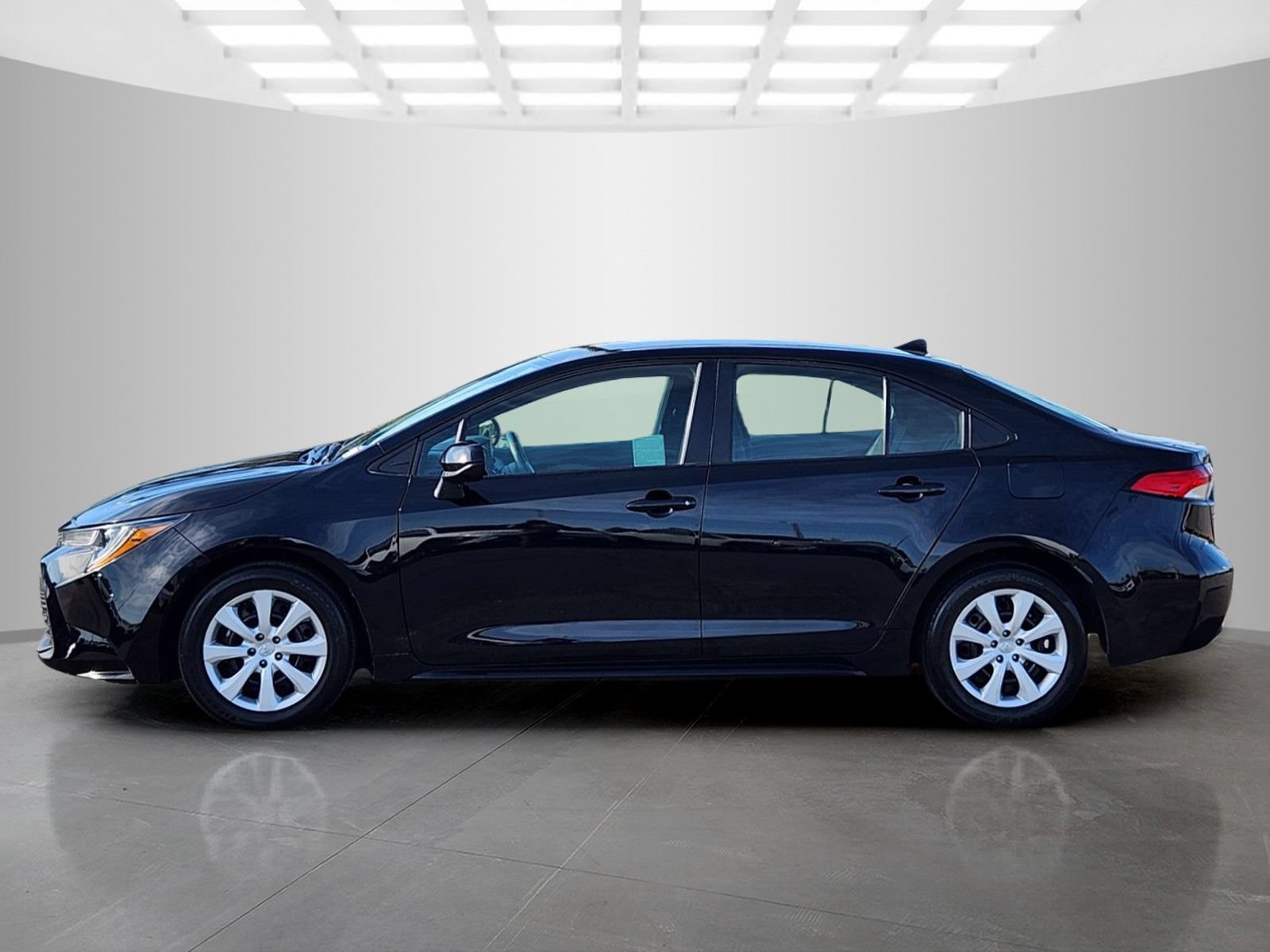 Used 2024 Toyota Corolla LE FWD image 4