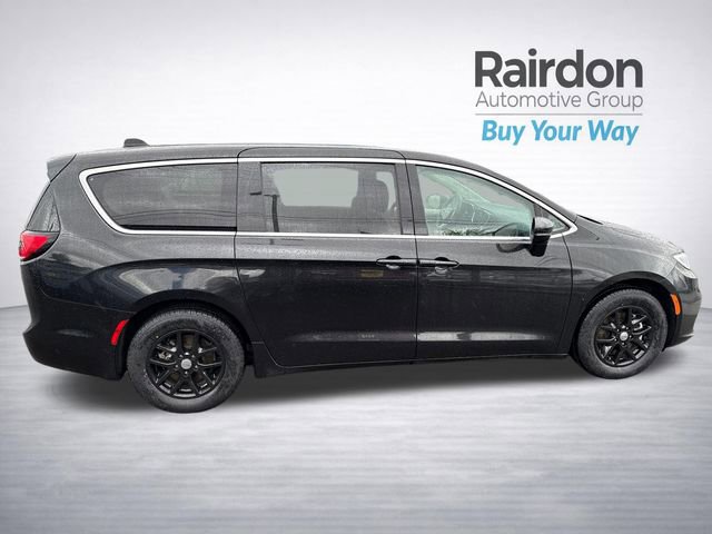 Used 2024 Chrysler Pacifica Touring-L image 9