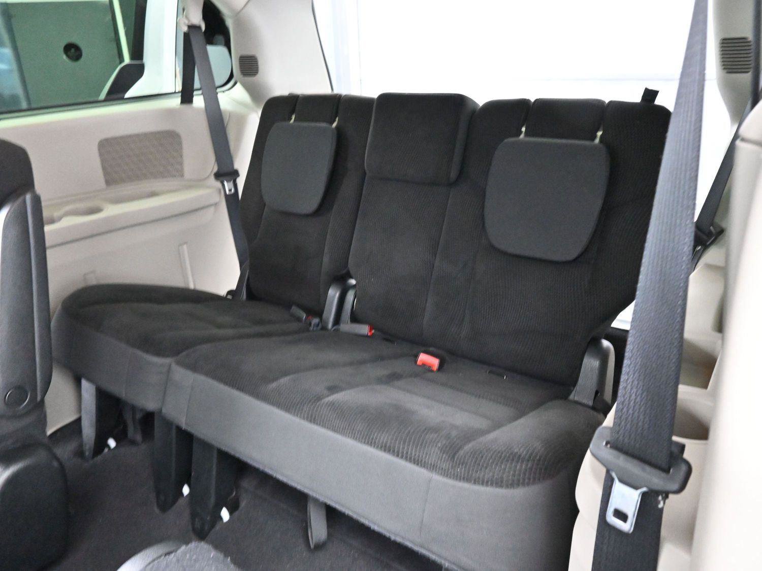 Used 2018 Dodge Grand Caravan SE w/ UConnect Hands-Free Group image 26