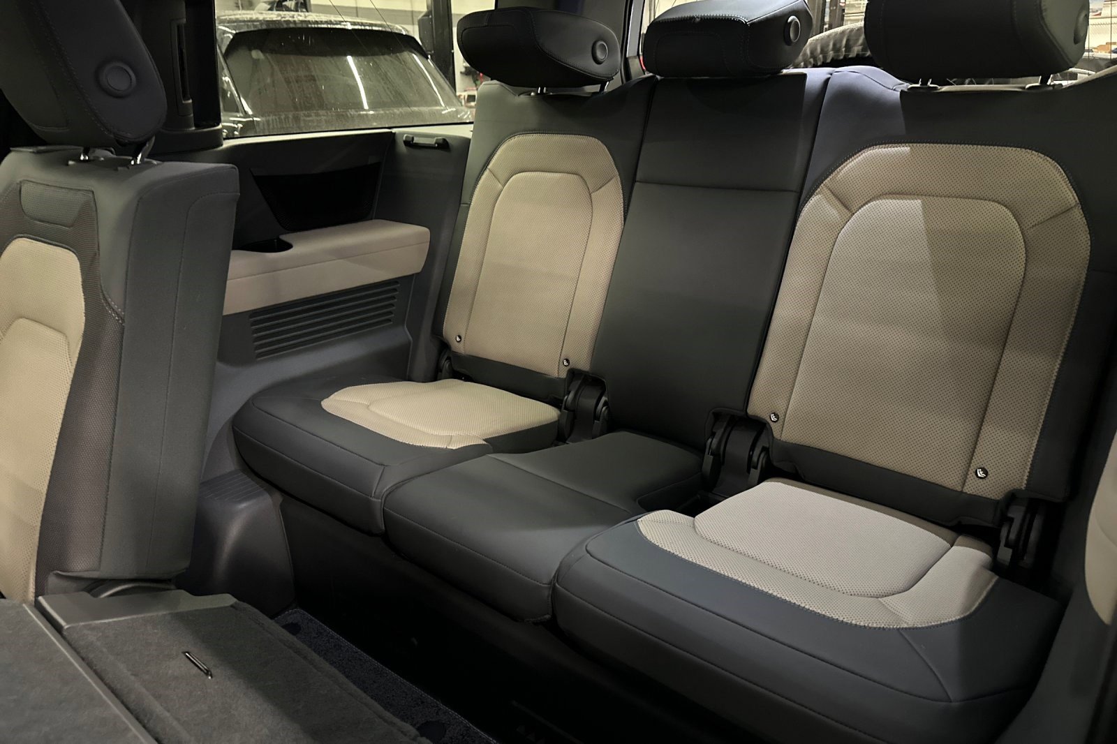 Used 2023 Land Rover Defender 130 X-Dynamic SE image 33