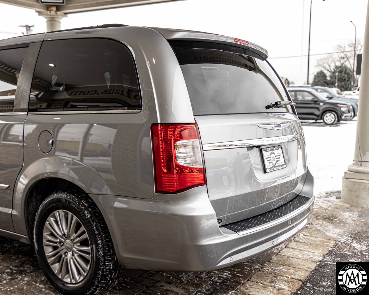 Used 2015 Chrysler Town & Country Touring-L w/ Driver Convenience Group image 31