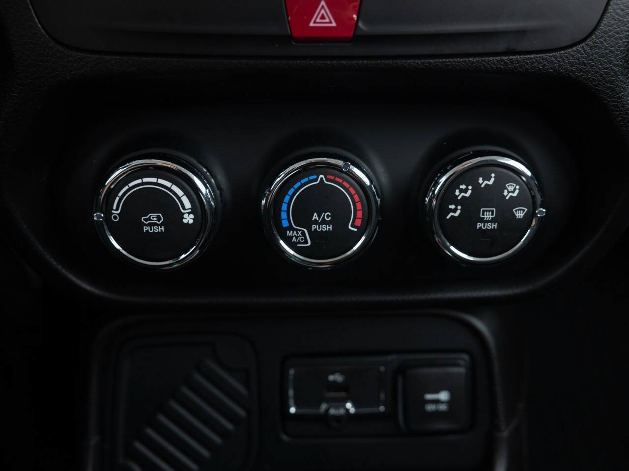 Used 2016 Jeep Renegade Latitude FWD image 35