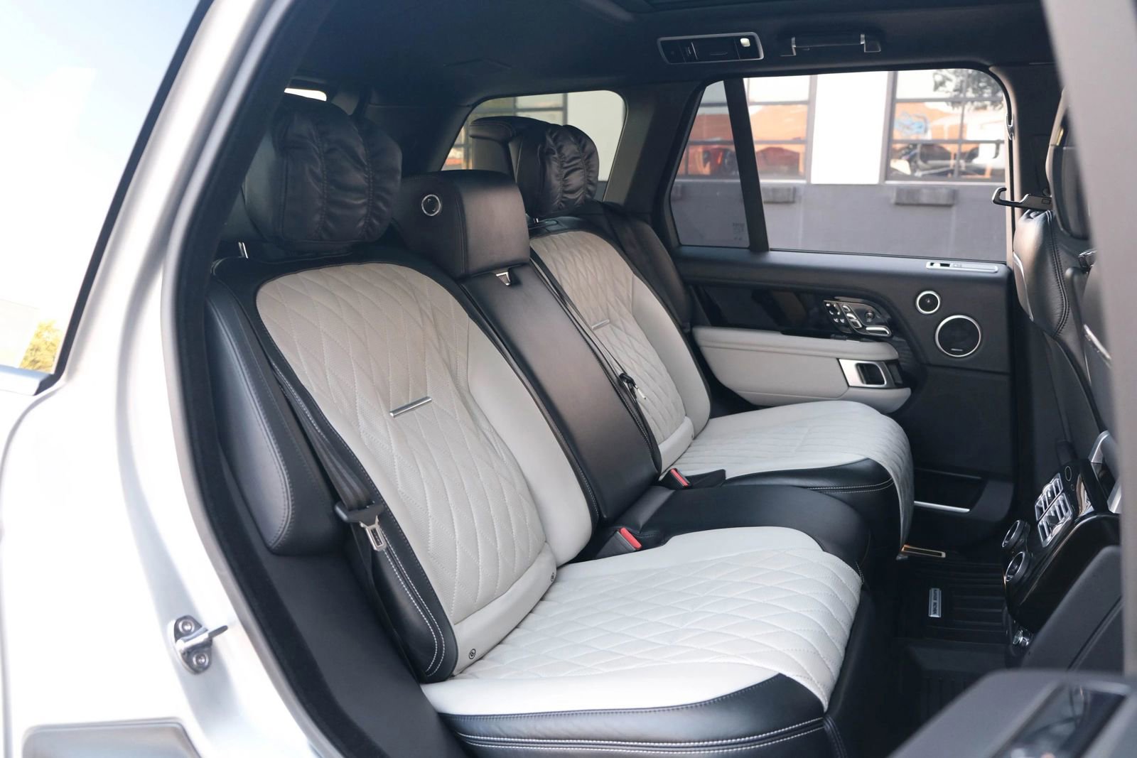 Used 2020 Land Rover Range Rover SV Autobiography Dynamic image 32