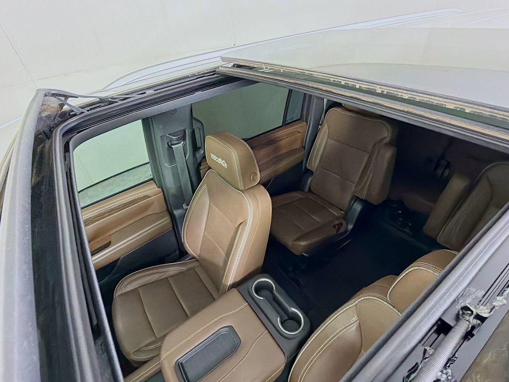 Used 2023 Chevrolet Suburban High Country RWD image 16