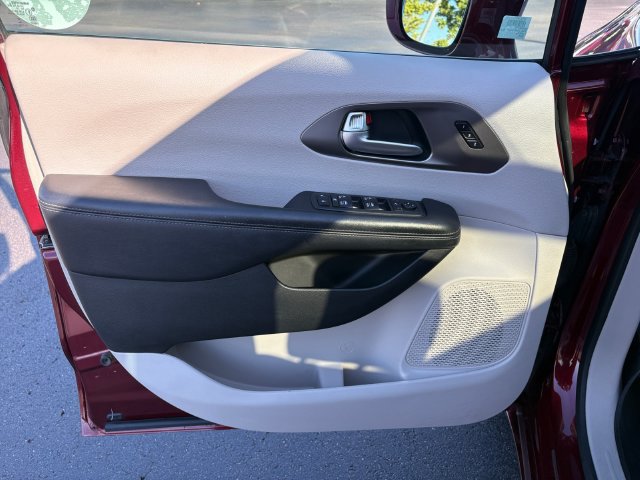 Used 2018 Chrysler Pacifica Limited w/ Tire & Wheel Group FWD image 19