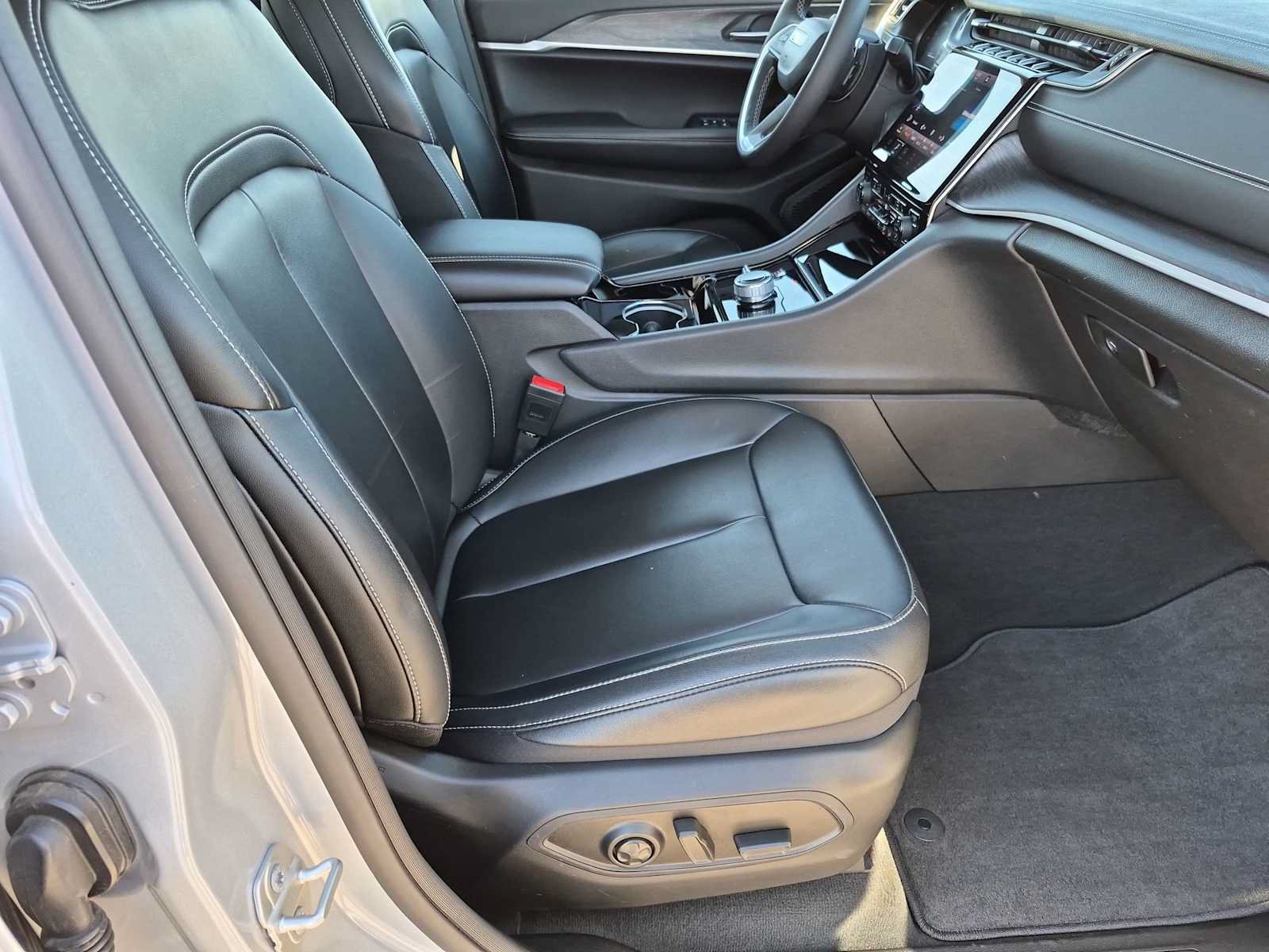 Used 2023 Jeep Grand Cherokee Limited AWD/4WD image 21