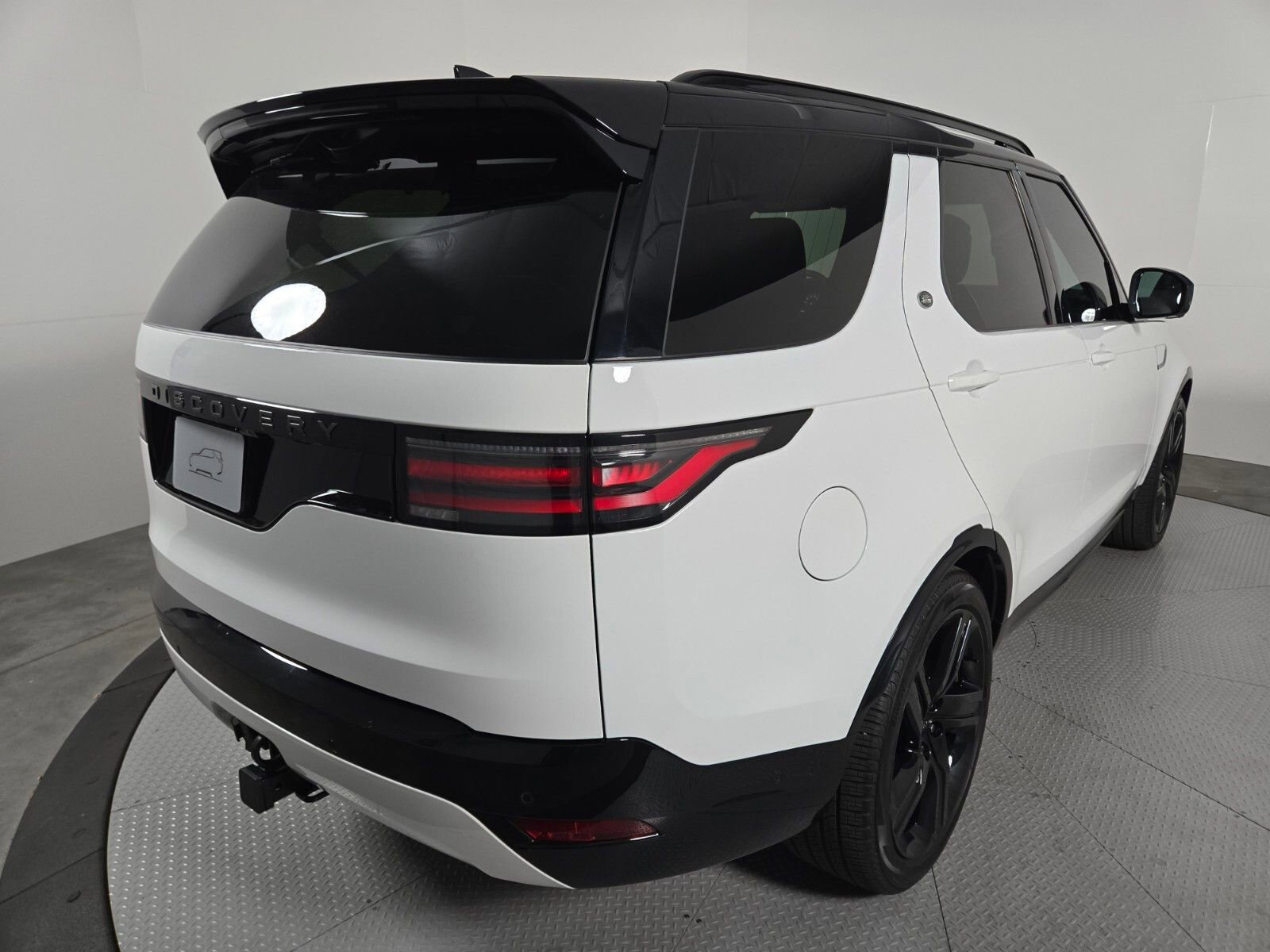 Used 2025 Land Rover Discovery Dynamic SE AWD/4WD image 2