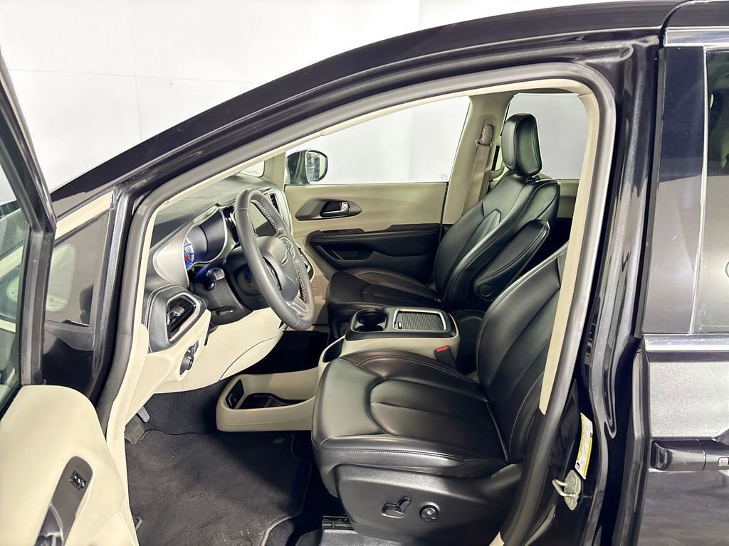 Used 2023 Chrysler Pacifica Touring-L image 11