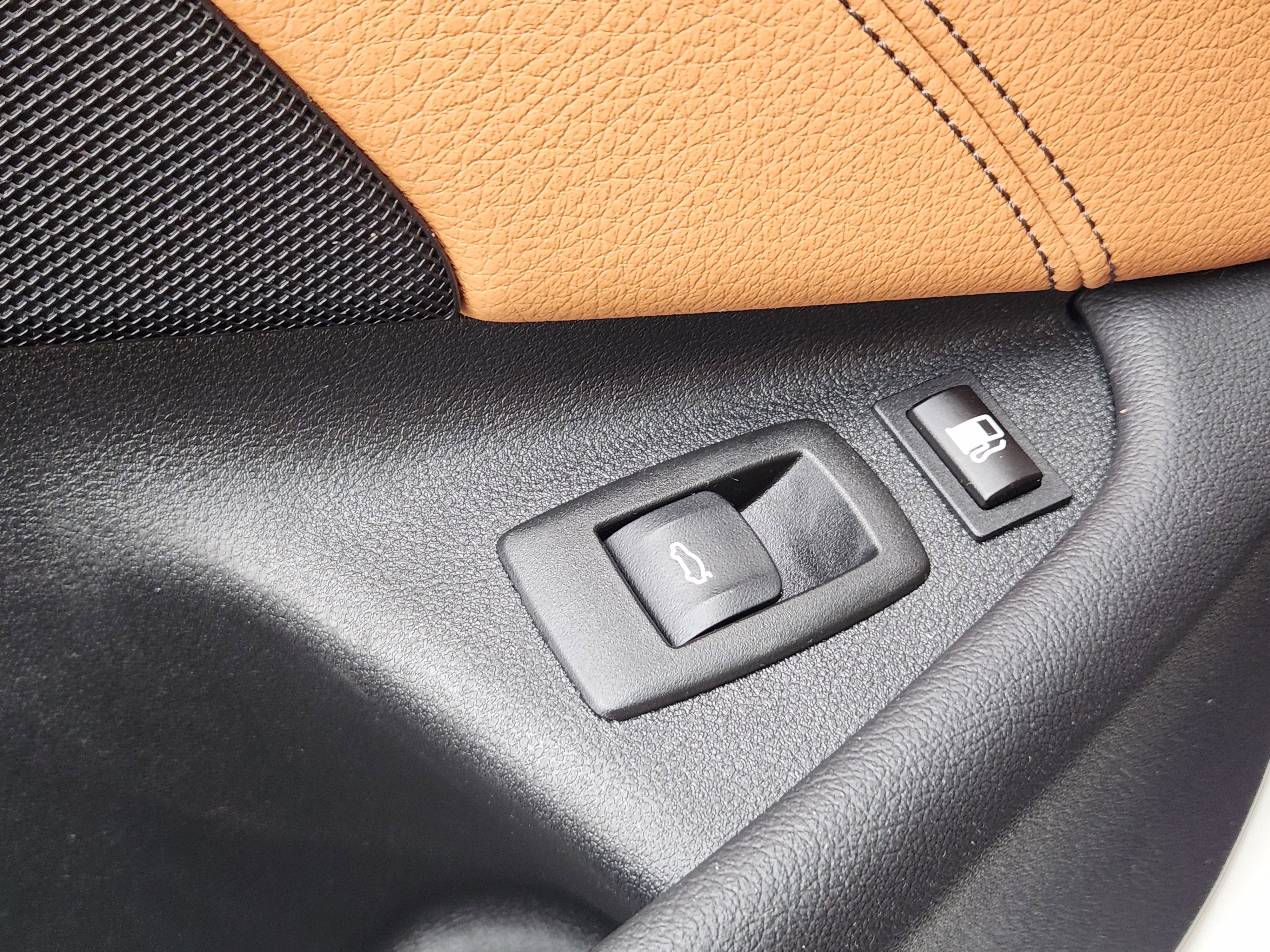 Used 2020 BMW 530e w/ M Sport Package image 25