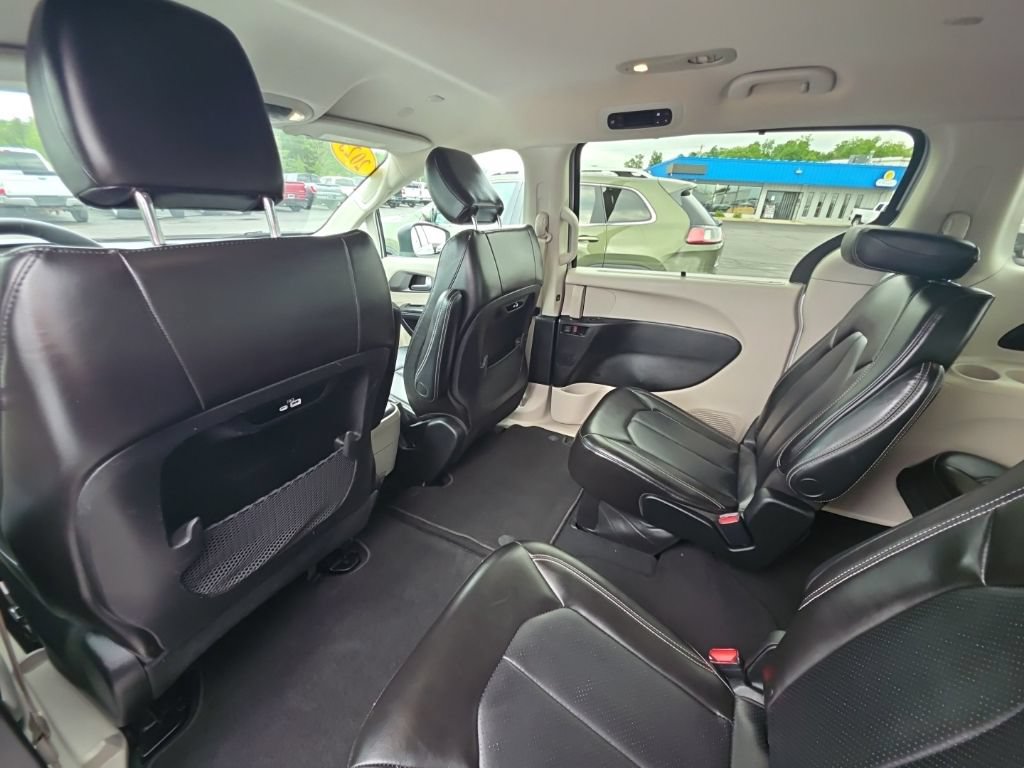 Used 2023 Chrysler Pacifica Touring-L FWD image 15