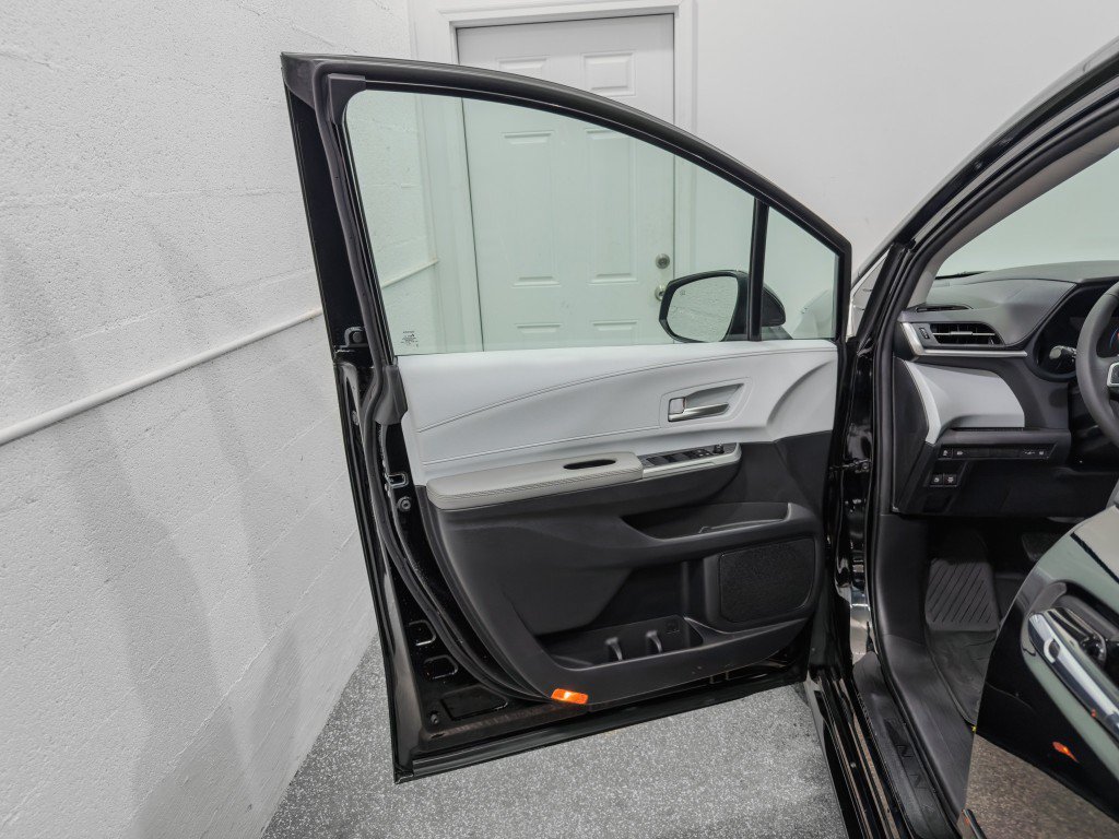 Used 2025 Toyota Sienna XLE AWD/4WD image 12