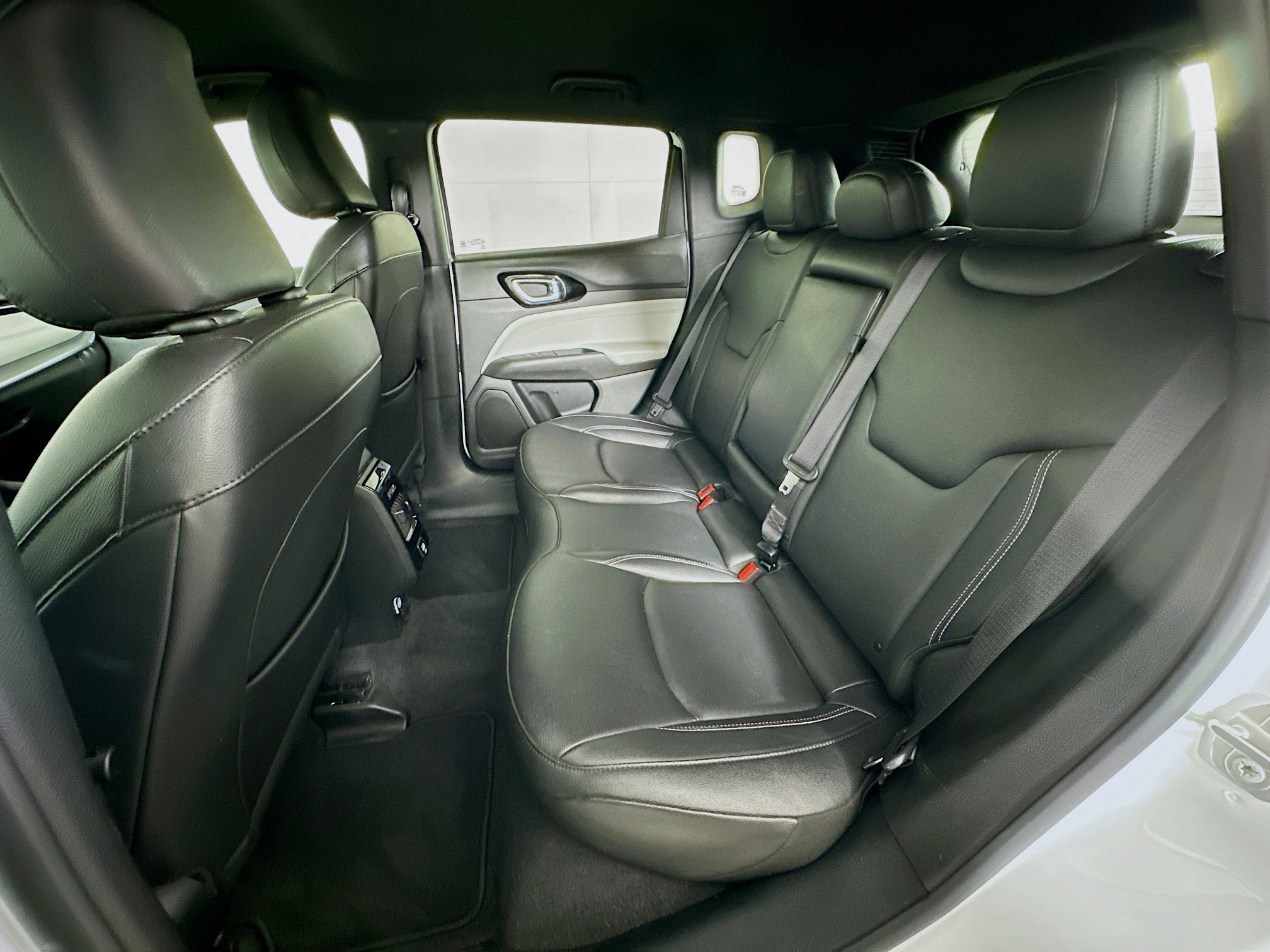 Used 2025 Jeep Compass Limited image 27