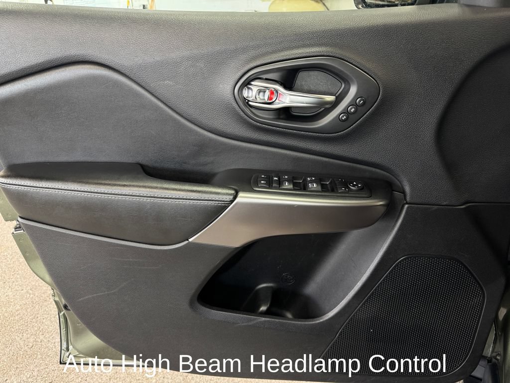 Used 2019 Jeep Cherokee Limited w/ Luxury Group AWD/4WD image 10